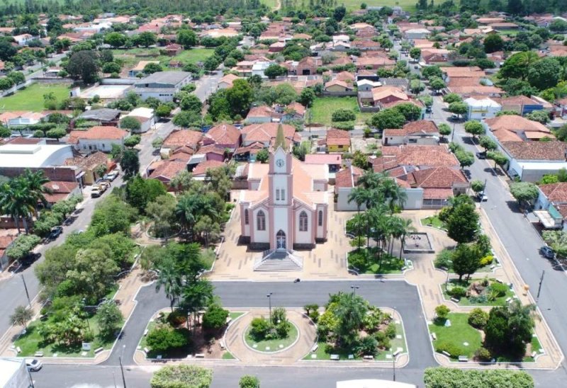 Igreja Matriz de Glicério comemora centenário com bolo de 100 metros