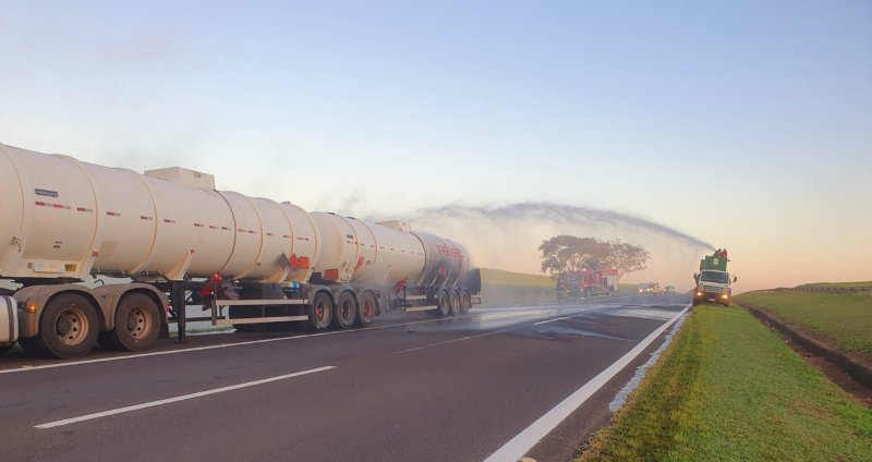 Caminhão carregado com etanol pega fogo na Rondon