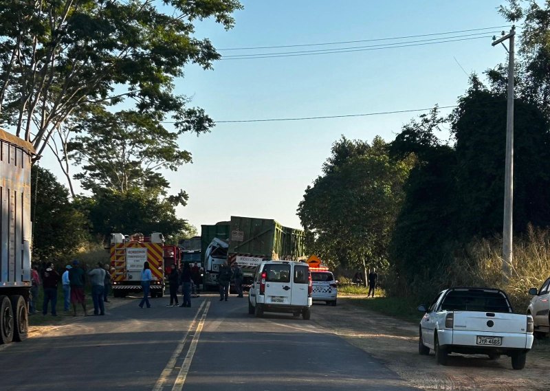 Motorista fica ferido em acidente com caminhões canavieiros na vicinal Francisco Salla