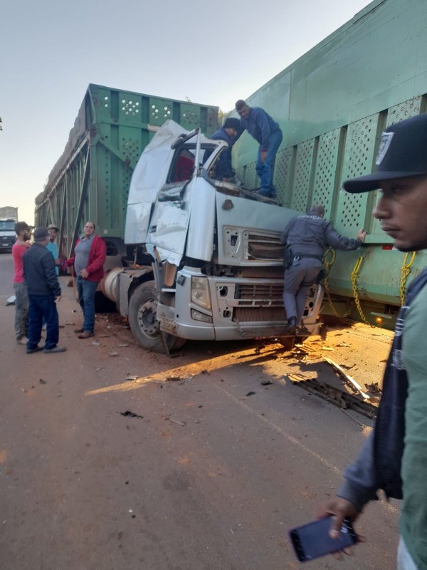 Acidente entre caminhões canavieiros deixa motorista ferido em estrada vicinal