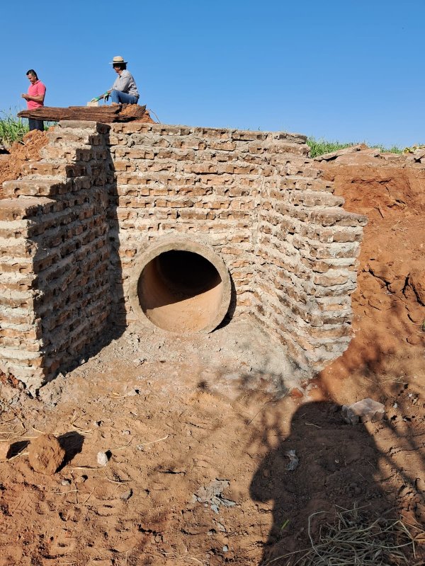 Obras constrói nova linha de tubos para escoamento da chuva