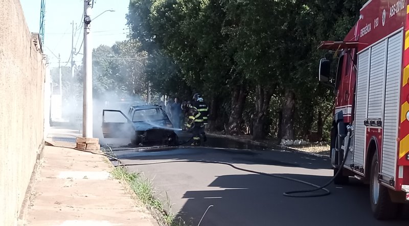 Carro fica destruído após incêndio na Vila São Joaquim