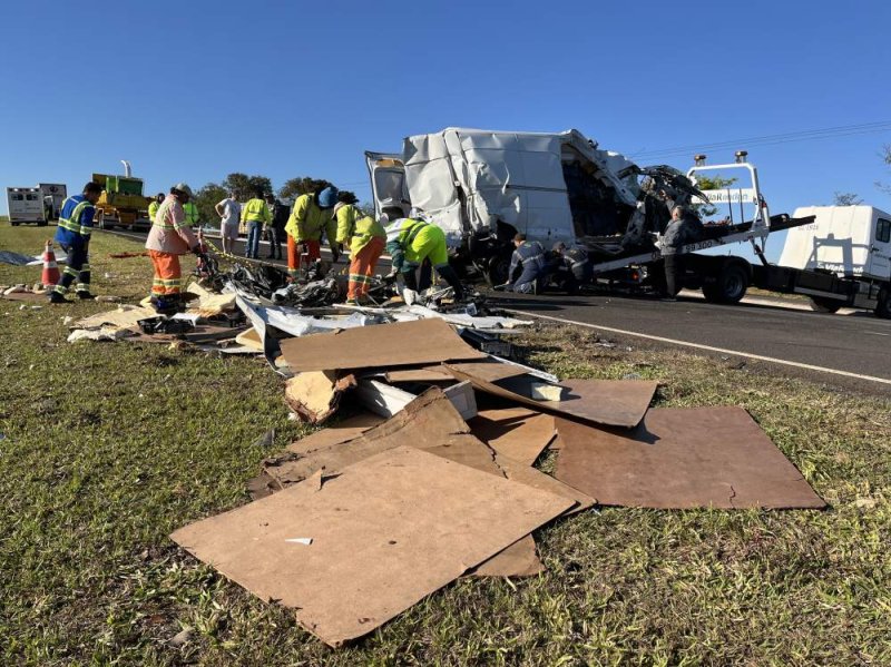 Motorista morre após van que dirigia ser prensada entre caminhões na Rondon