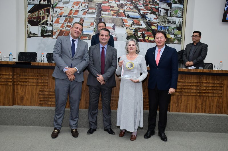 Drª Augusta Bazan Tarabini recebe Medalha Rui Barbosa na Câmara de Penápolis