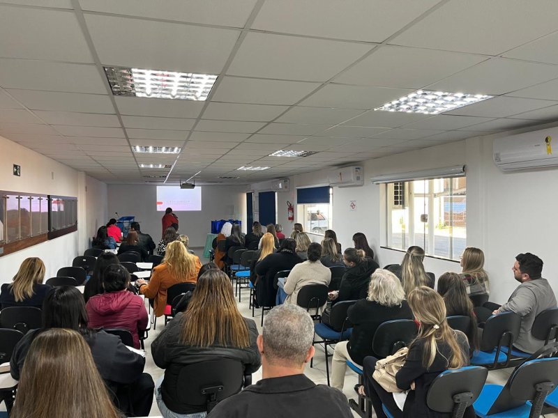 Crianças e adolescentes: profissionais participam de seminário sobre programas de acolhimento