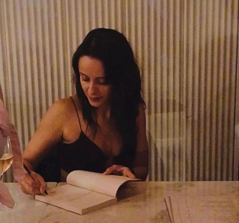 Escritora Aline Bei participa de bate-papo neste sábado na biblioteca