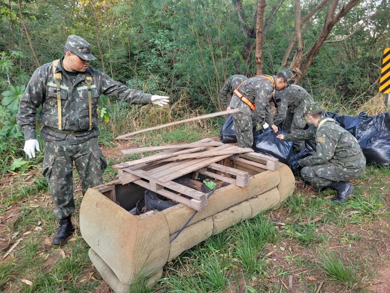 Marcha para o meio ambiente recolhe 800kg de resíduos às margens do Ribeirão Lajeado
