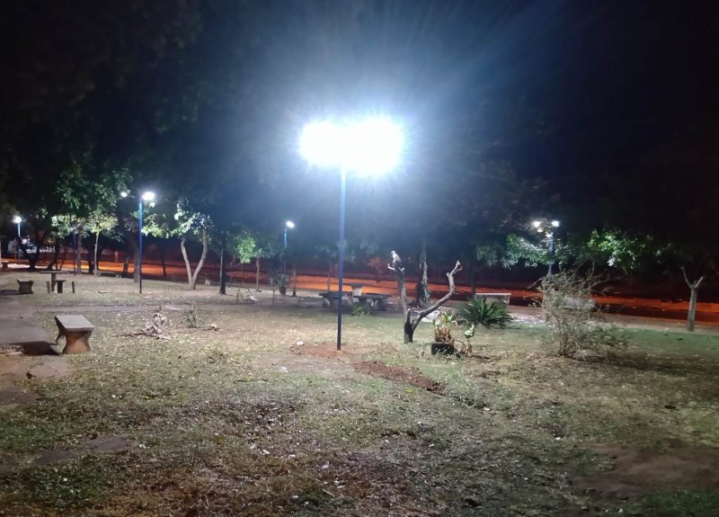 Iluminação em praças em áreas verdes é realizada em vários bairros de Penápolis