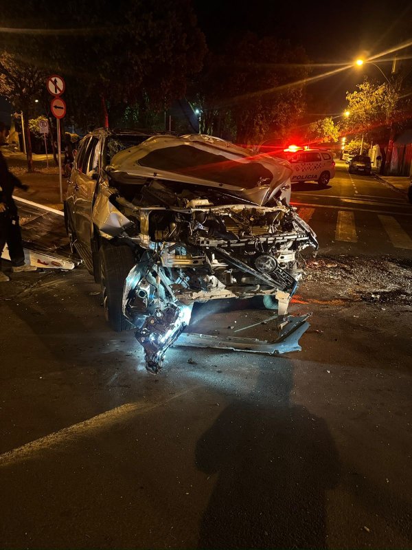 Adolescente bate carro contra ambulância