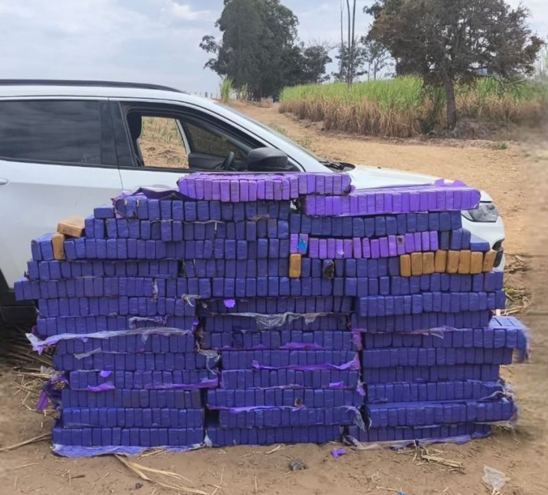 Carro furtado em Promissão é encontrado com mais de 450 quilos de maconha