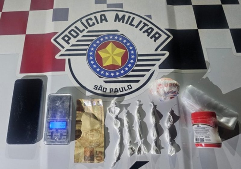 Desempregado é preso após ser flagrado com cocaína