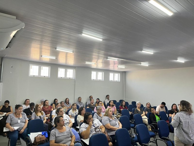 Equipe técnica participa de capacitação sobre o programa Família Acolhedora