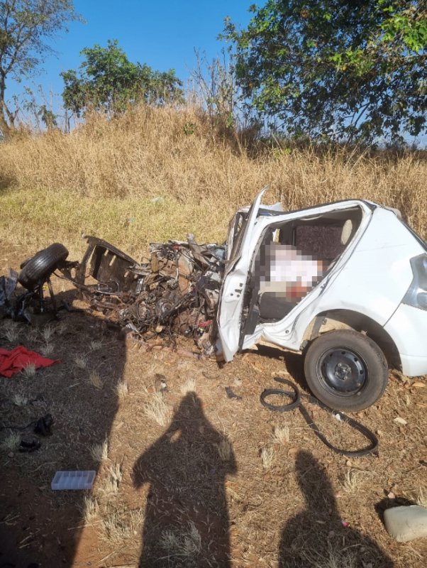 Morador de Luiziânia morre ao bater carro em caminhão
