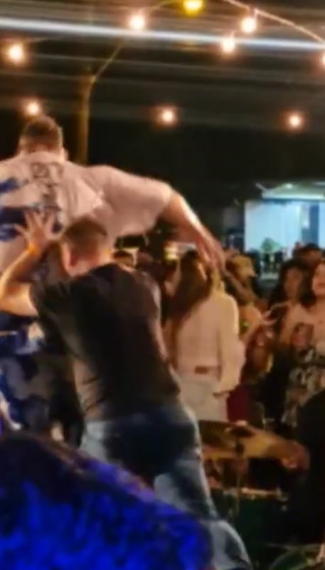 Músico fica ferido após ser empurrado de palco