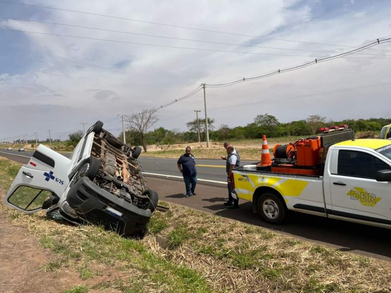 Van de Alto Alegre tomba em rodovia e deixa dois feridos