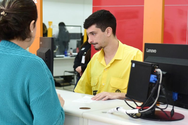Poupatempo oferece apoio para cadastro de currículo e consulta de vagas de emprego