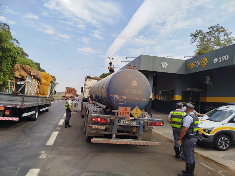 PM Rodoviária flagra irregularidades no transporte de produtos perigosos em Penápolis