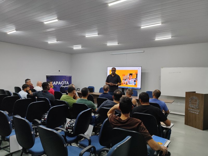 Profissionais iniciam curso de instalação de ar condicionado