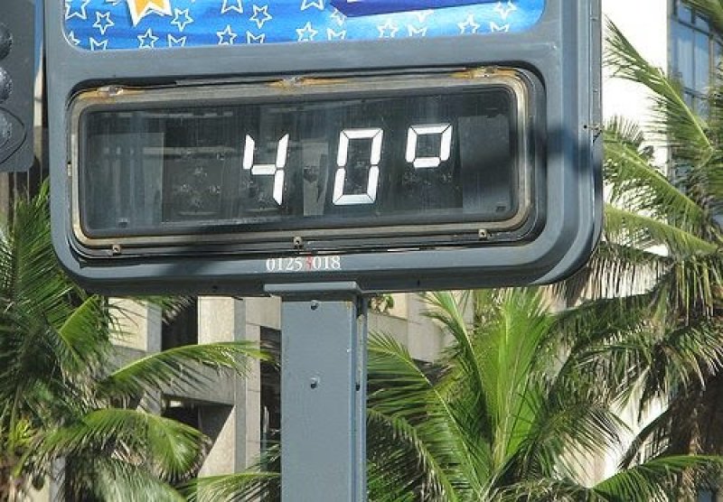 Defesa Civil alerta para calor extremo com termômetros marcando 40°C