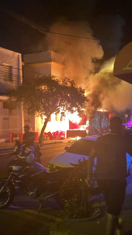Fogo destrói trailer de lanches no centro de Penápolis