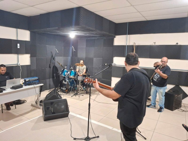 Cultura oferece estúdio de áudio e música a artistas da cidade