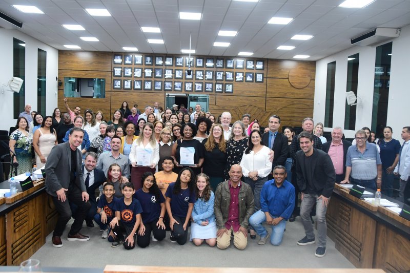Professora Suzi Silva e educadora Thaís Gasparotto são homenageadas