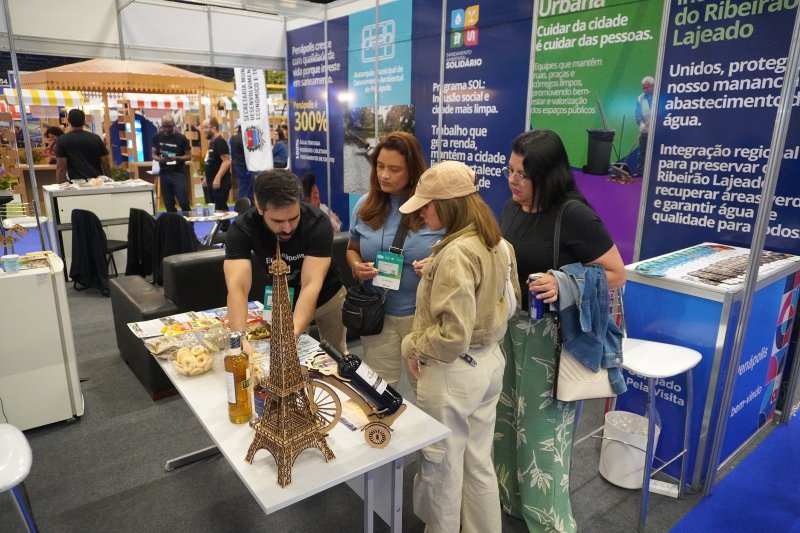 Estande de Penápolis recebe visitantes na Feira do Empreendedor em SP