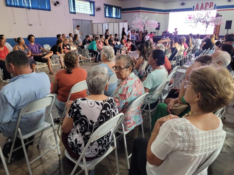 Cerca de 40 pessoas participam do Desfile de Primavera no Mês do Idoso