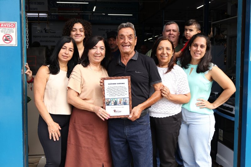 Teletusa Materiais para Construção homenageia o eletricista Cláudio Taveira pelos 57 anos de profissão