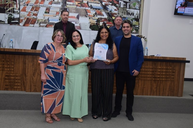 Maria Neusa recebe título de Merendeira do Ano na Câmara de Penápolis