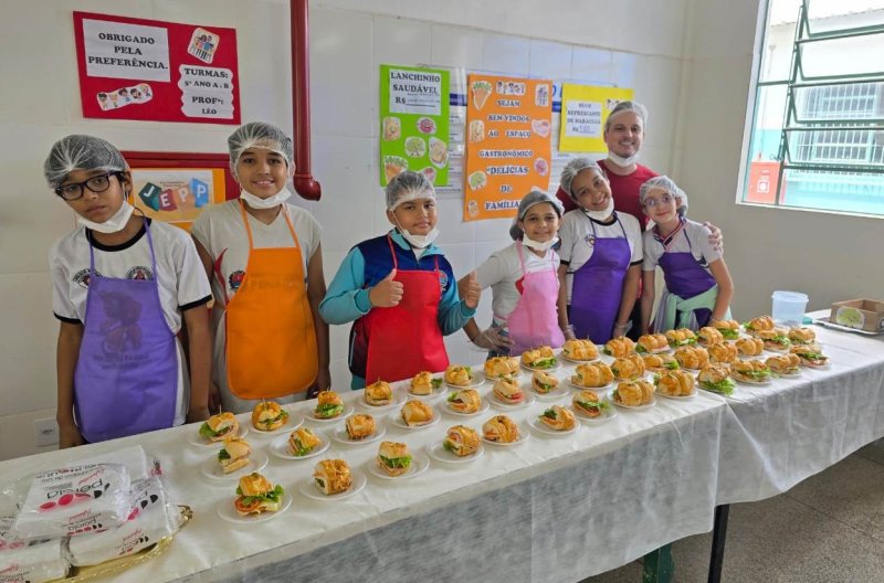 Alunos das escolas municipais realizam Feira de Jovens Empreendedores