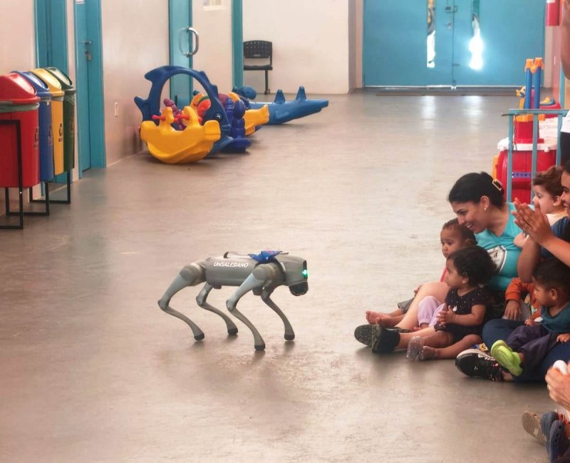 Alunos do Ceim Dráusio Ferreira recebem a visita de Dom, o cão-robô