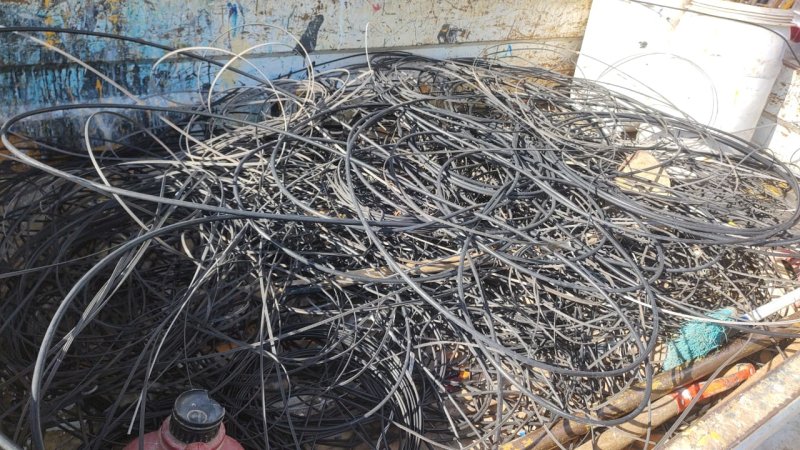 Defesa Civil faz recolhimento de fios soltos na área central