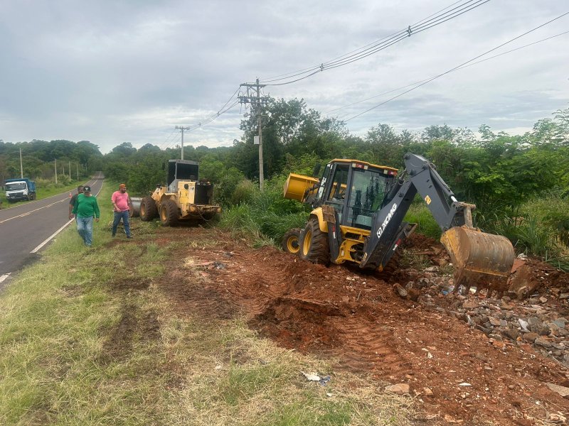 Estrada Penápolis-Avanhandava: Secretaria de Obras faz limpeza nas margens da vicinal para evitar alagamento