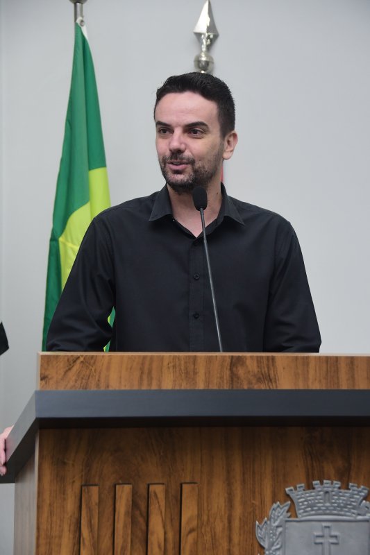 Trabalho: requerimento questiona limpeza e corte  de fios soltos