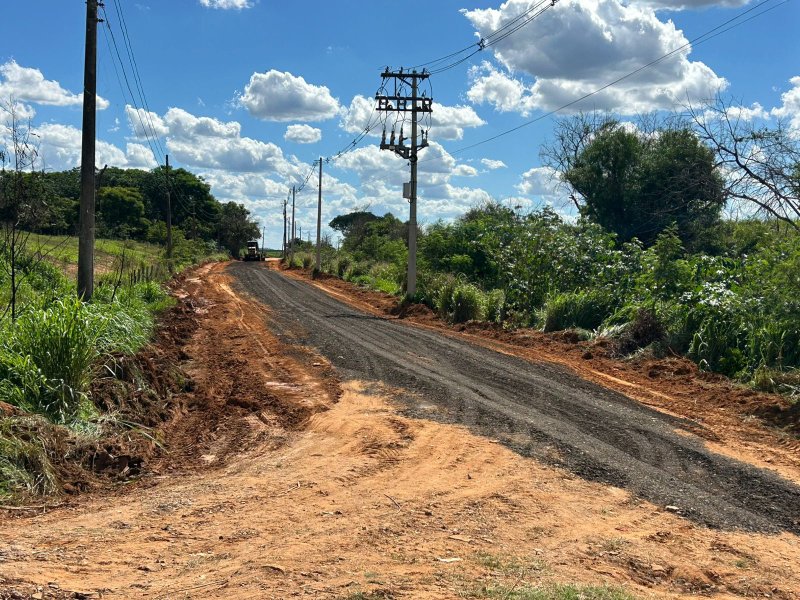 Obras: Prefeitura executa melhorias na Estrada da Jacutinga