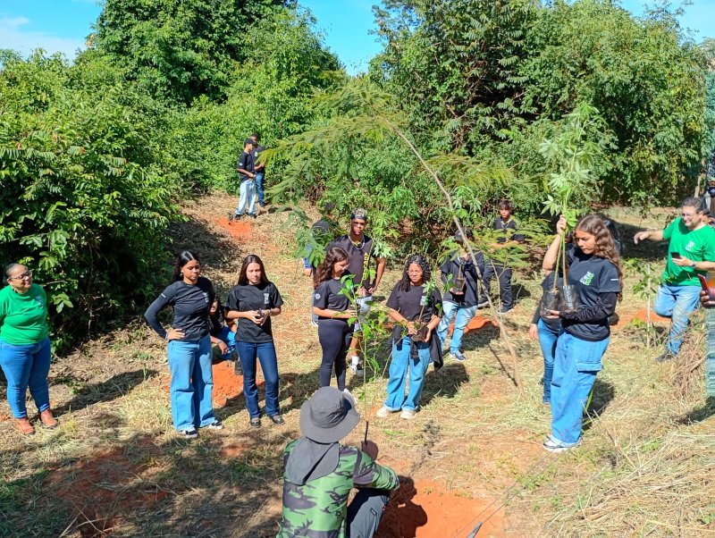 Consórcio Intermunicipal do Ribeirão Lajeado participa de plantio com estudantes do PEI Adelino Peters
