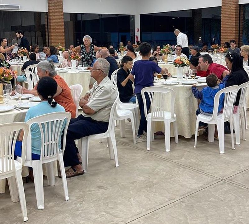 Famílias atendidas pelo Creas e Centro Dia participam de confraternização