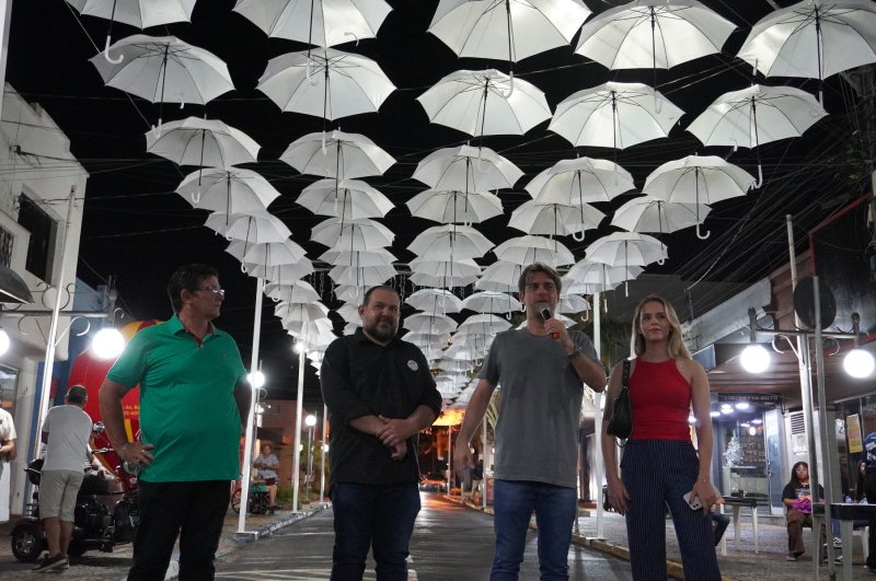 Calçadão recebe decoração natalina com guarda-chuvas brancos