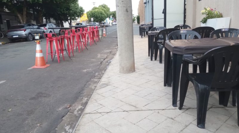 Ocupação de calçadas e ruas com mesas gera debate em Penápolis