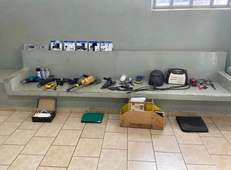 Polícia Militar prende suspeito e encontra motos adulteradas em residência no centro