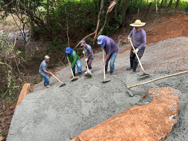 Secretaria de Obras executa reparos em ponte após chuvas intensas