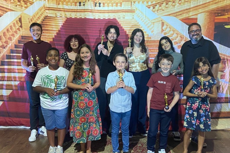 Alunos do Núcleo de Teatro recebem certificados e premiação especial