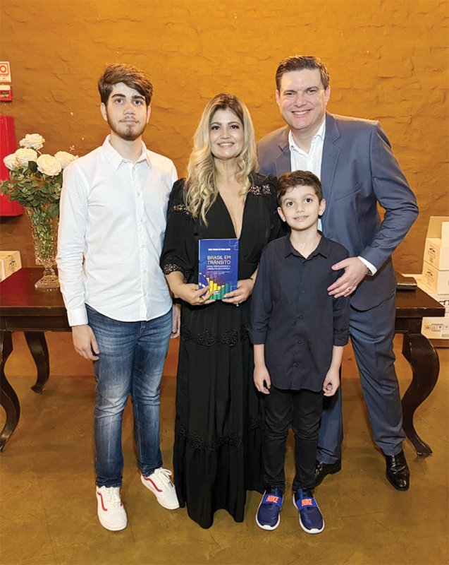 Arthur Bezerra reúne convidados no lançamento de 