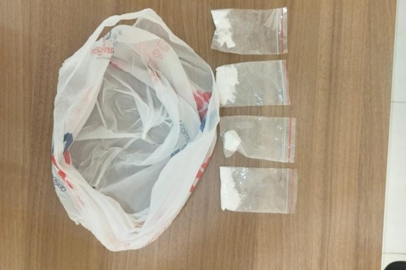 Agente de saúde é flagrada com suspeita de droga em UBS