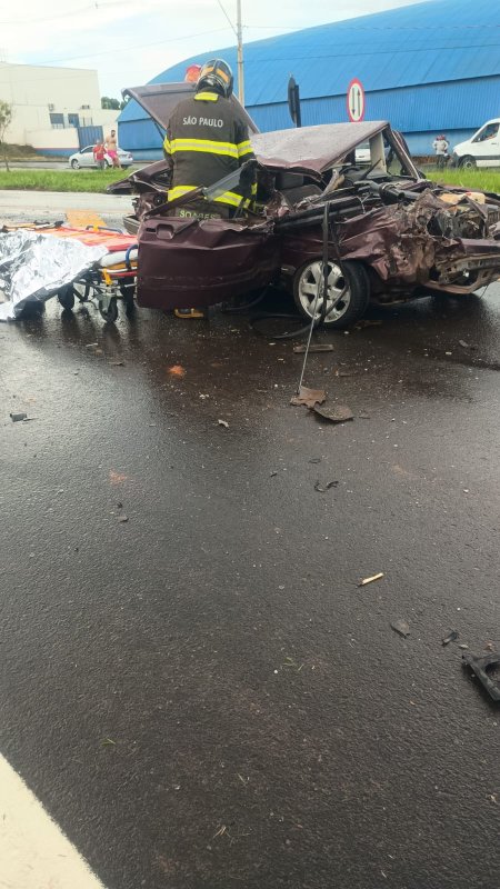 Carro bate na traseira de caminhão na rotatória do Centro de Lazer e motorista fica preso nas ferragens