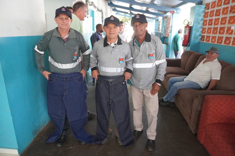Servidores das secretarias de Obras e Agricultura recebem kits de uniformes de identificação