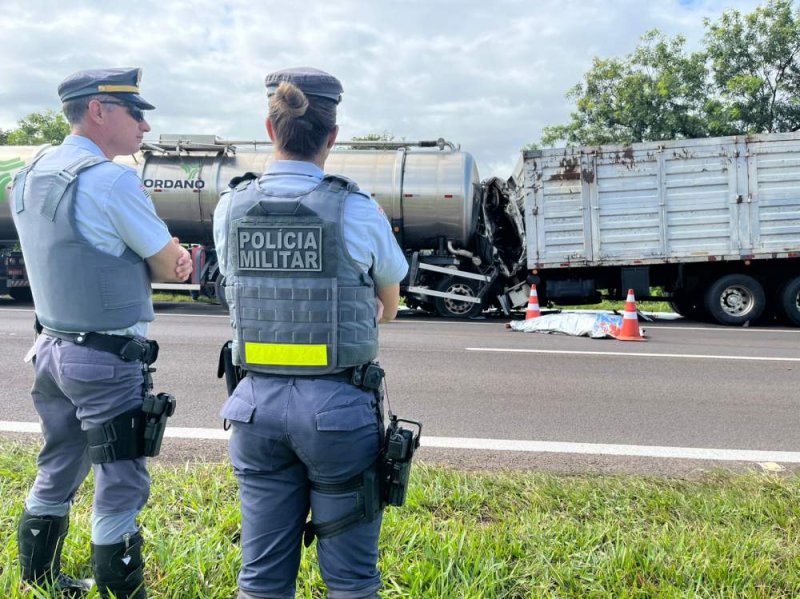 Região: jovem de 18 anos morre ao bater caminhão na traseira de outro na Rondon