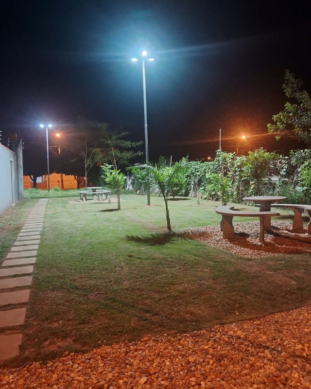 Secretaria de Obras instala postes em área verde no Pevi 2