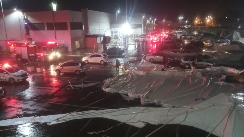 Tenda do Penápolis Garden Shopping desaba após forte chuva desta noite